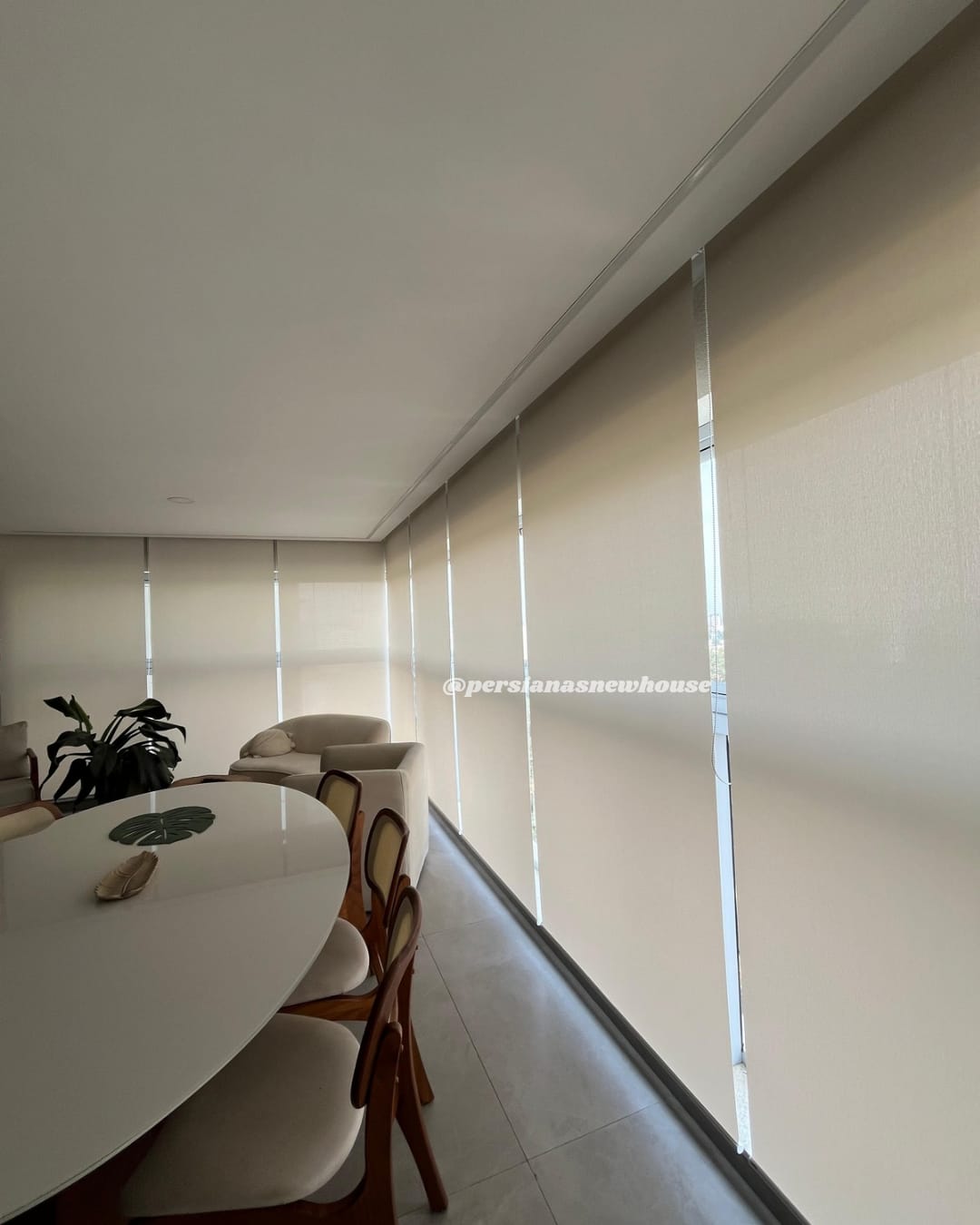 Varanda comprida com cortinas rolô instaladas lado a lado