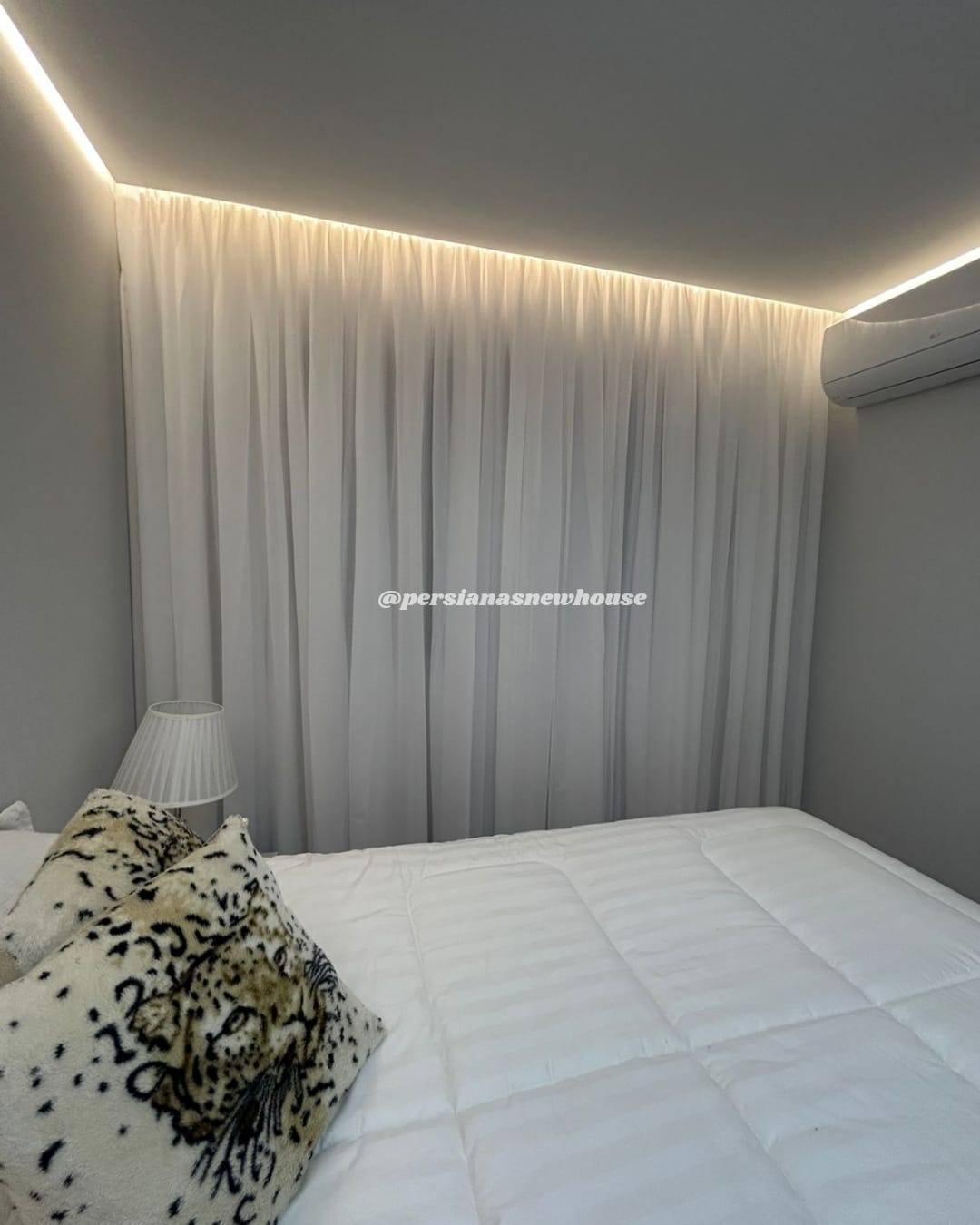 Quarto com cortina de voil do teto ao chão