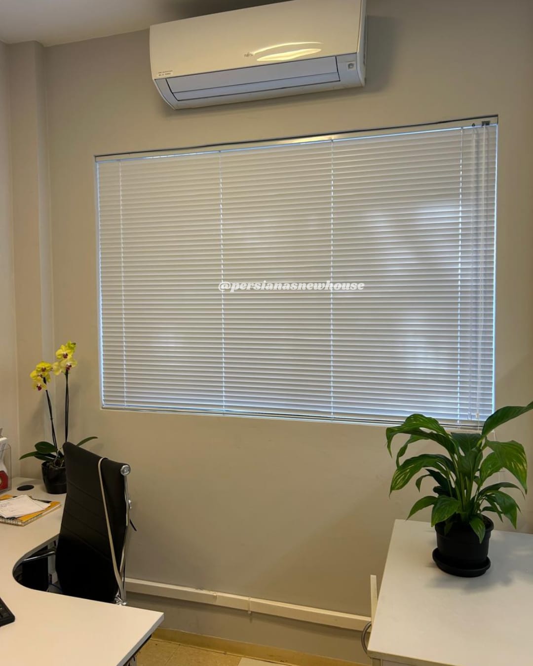 Escritório com persiana horizontal de lâminas brancas