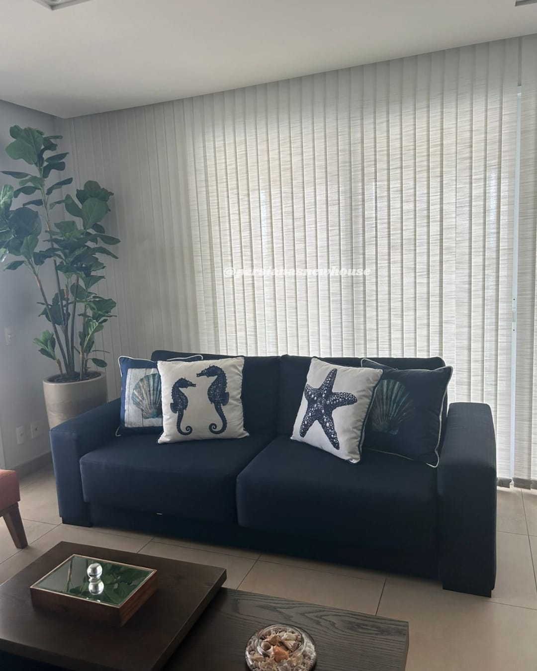 Sala com persiana vertical em tecido claro